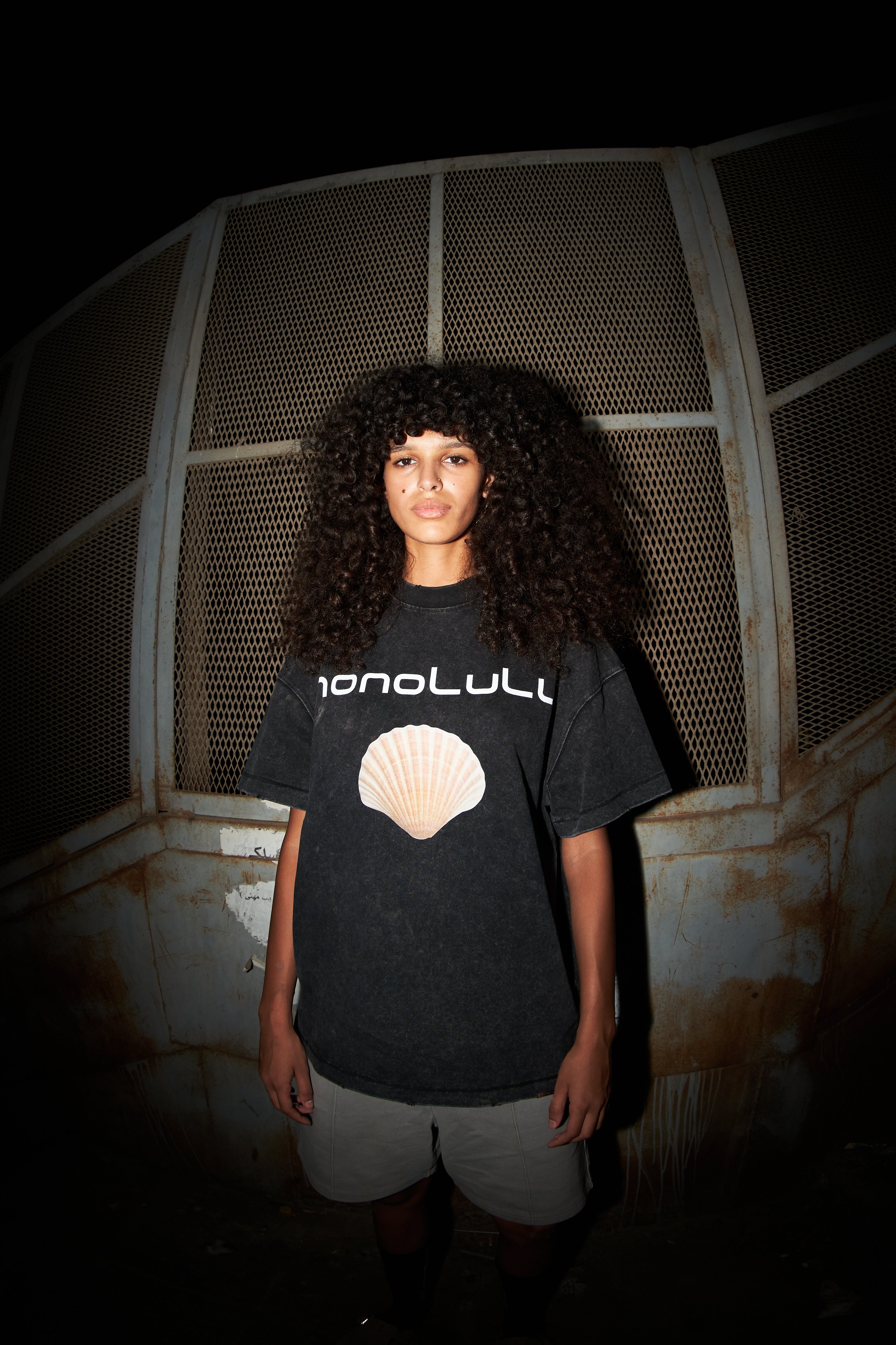 HONOLULU TEE – BLACK